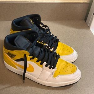 Jordan 1’s mid university gold